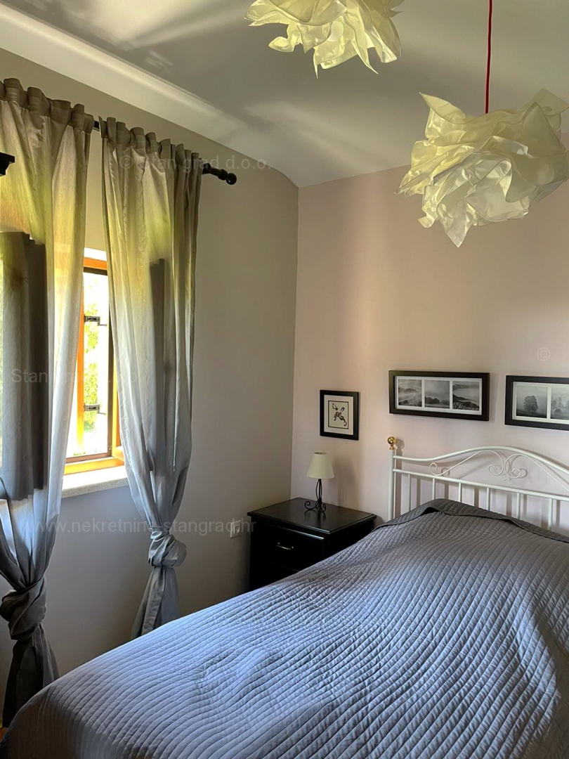 Malinska, grazioso appartamento su due piani di costruzione di qualità in una posizione tranquilla