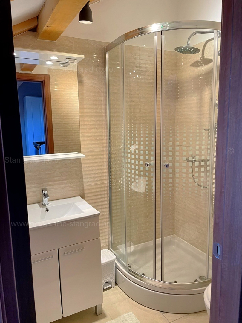 Malinska, grazioso appartamento su due piani di costruzione di qualità in una posizione tranquilla