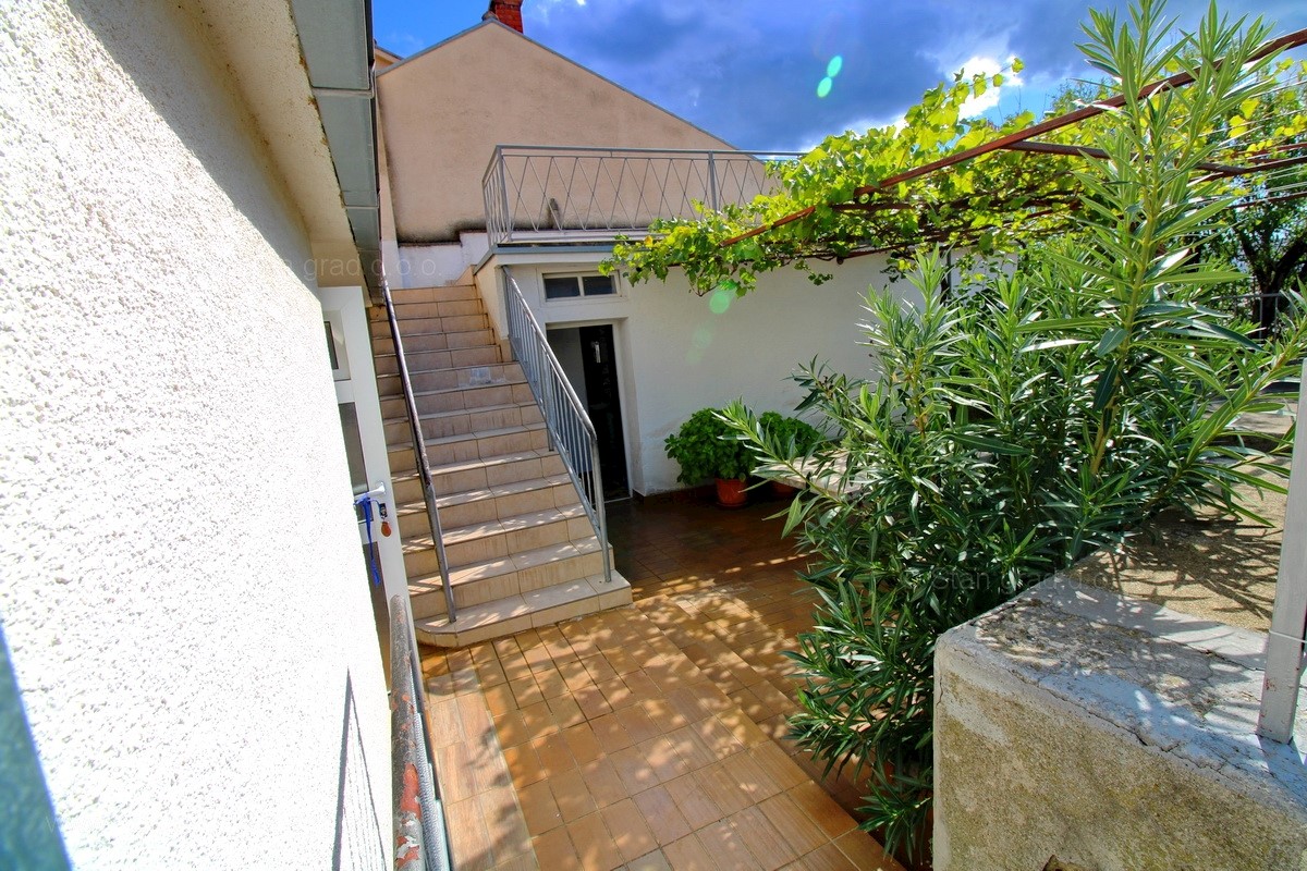 Novi Vinodolski, dintorni, casa bifamiliare con giardino e vista mare