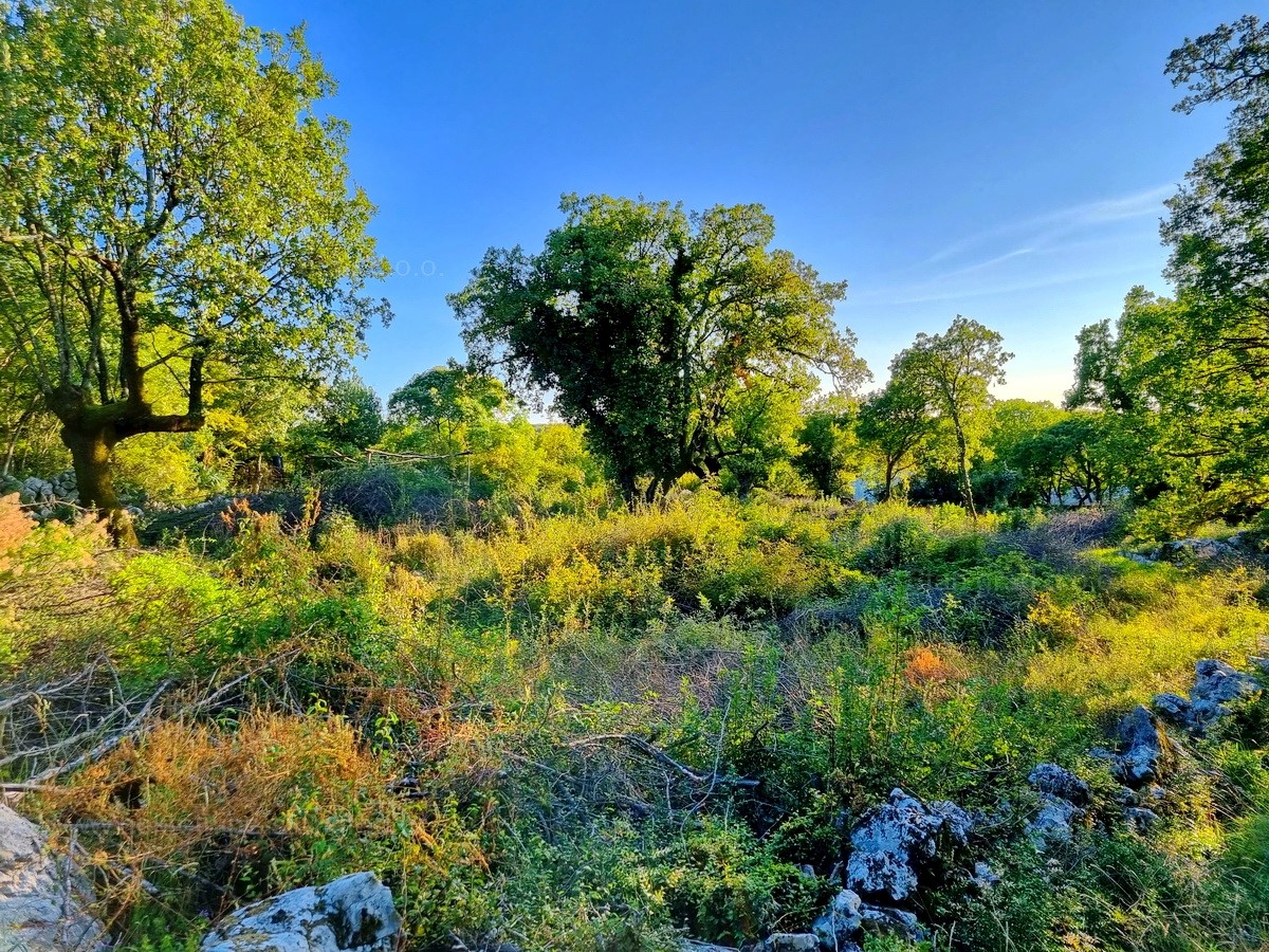 Opportunità! Isola di Krk, baia di Soline, terreno edificabile in una posizione tranquilla!