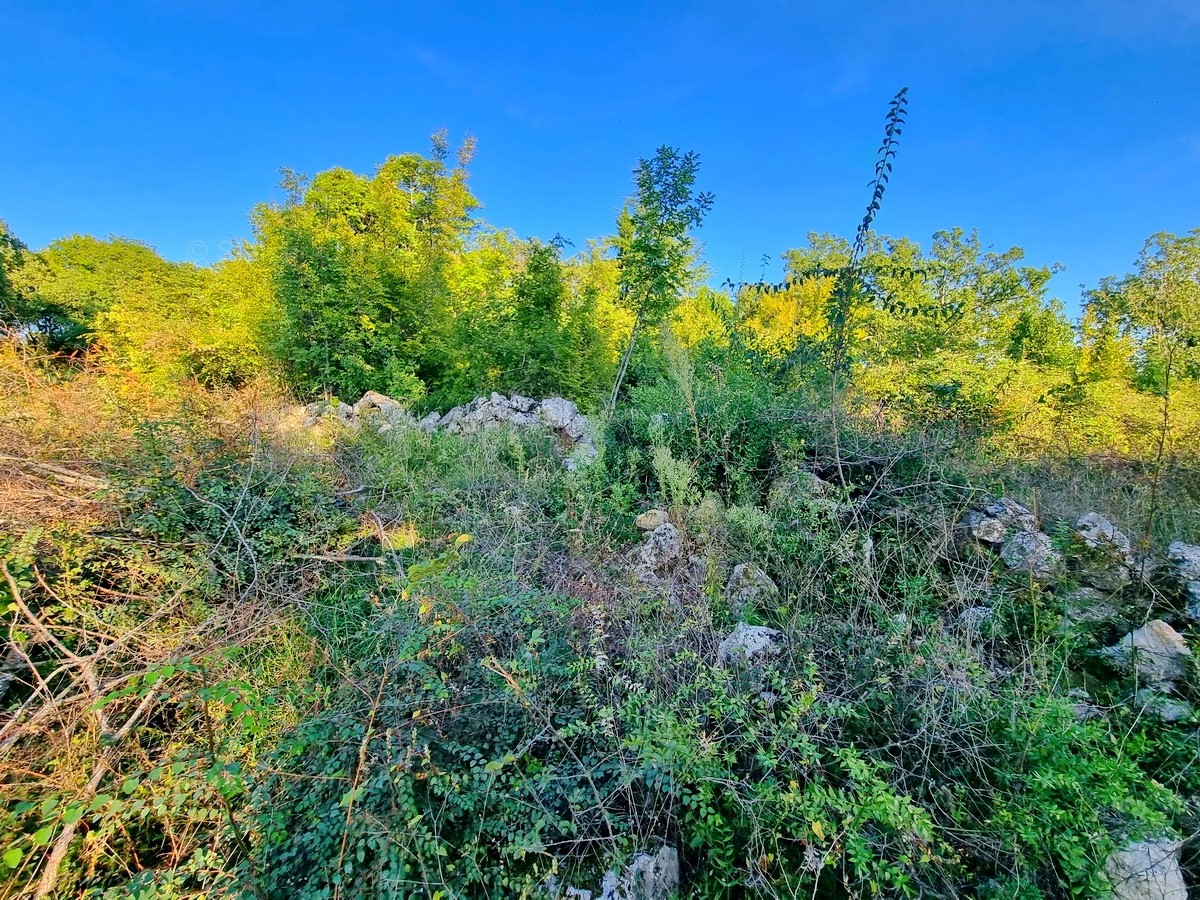 Opportunità! Isola di Krk, baia di Soline, terreno edificabile in una posizione tranquilla!