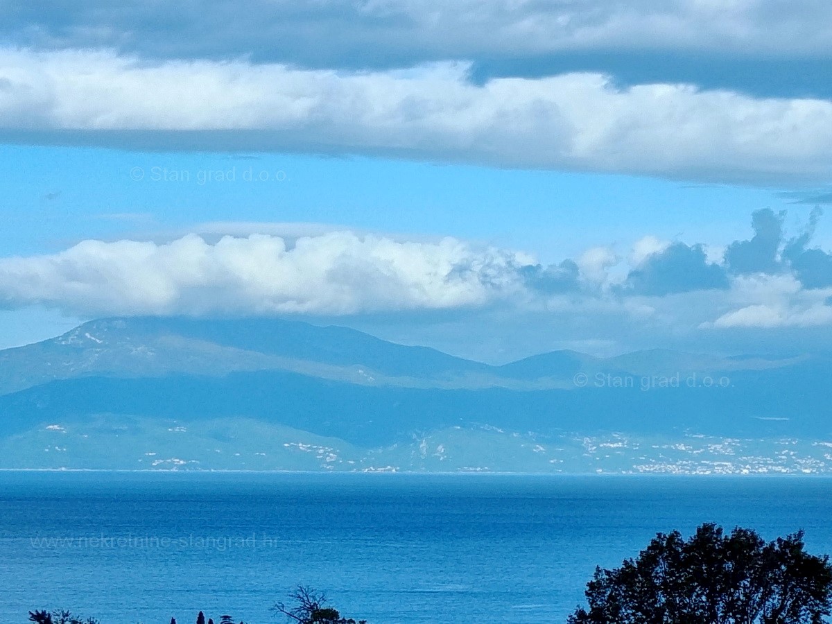 Isola di Krk, Malinska, appartamento al 2° piano con vista mare, posizione tranquilla!