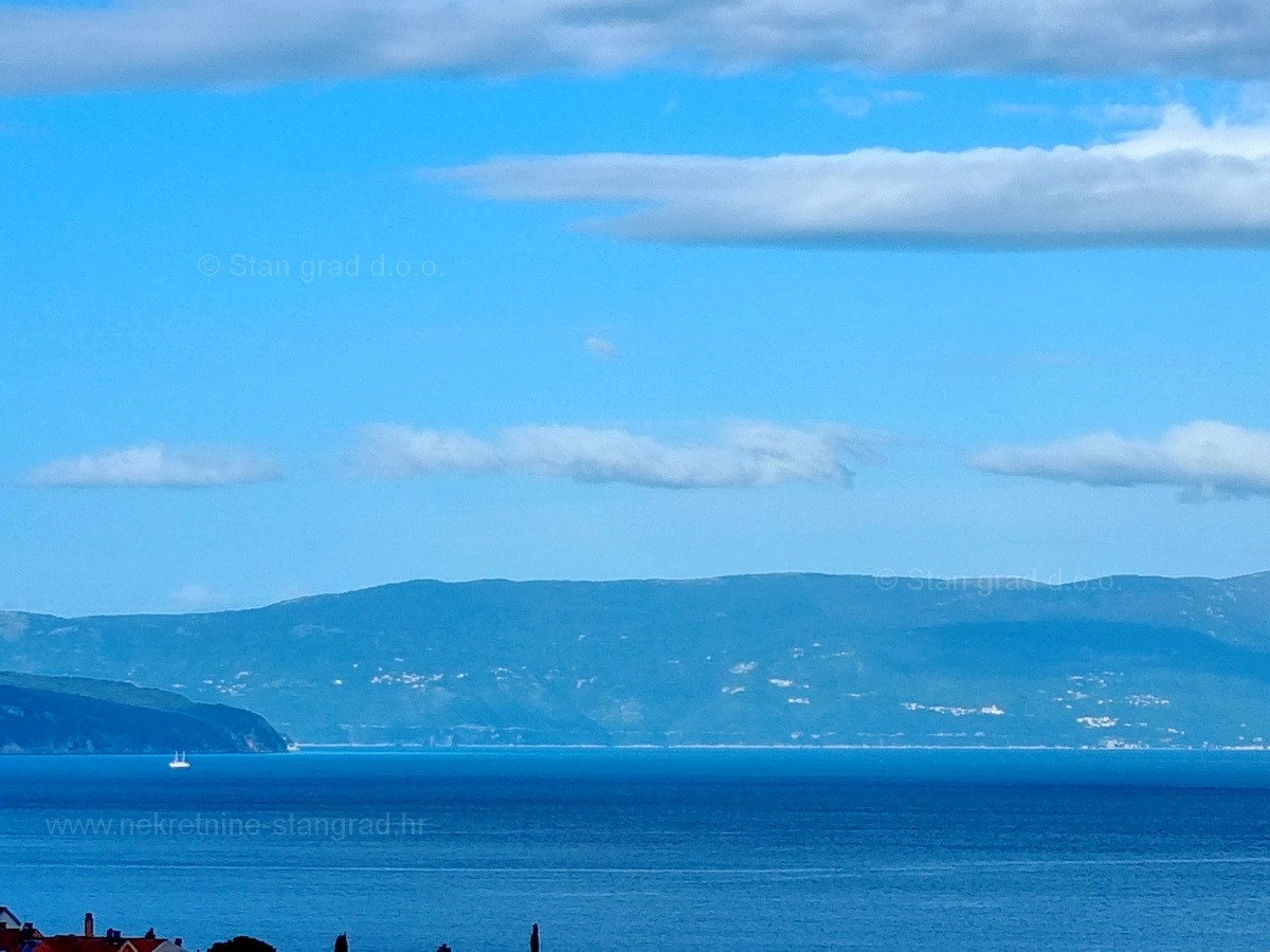 Isola di Krk, Malinska, appartamento al 2° piano con vista mare, posizione tranquilla!