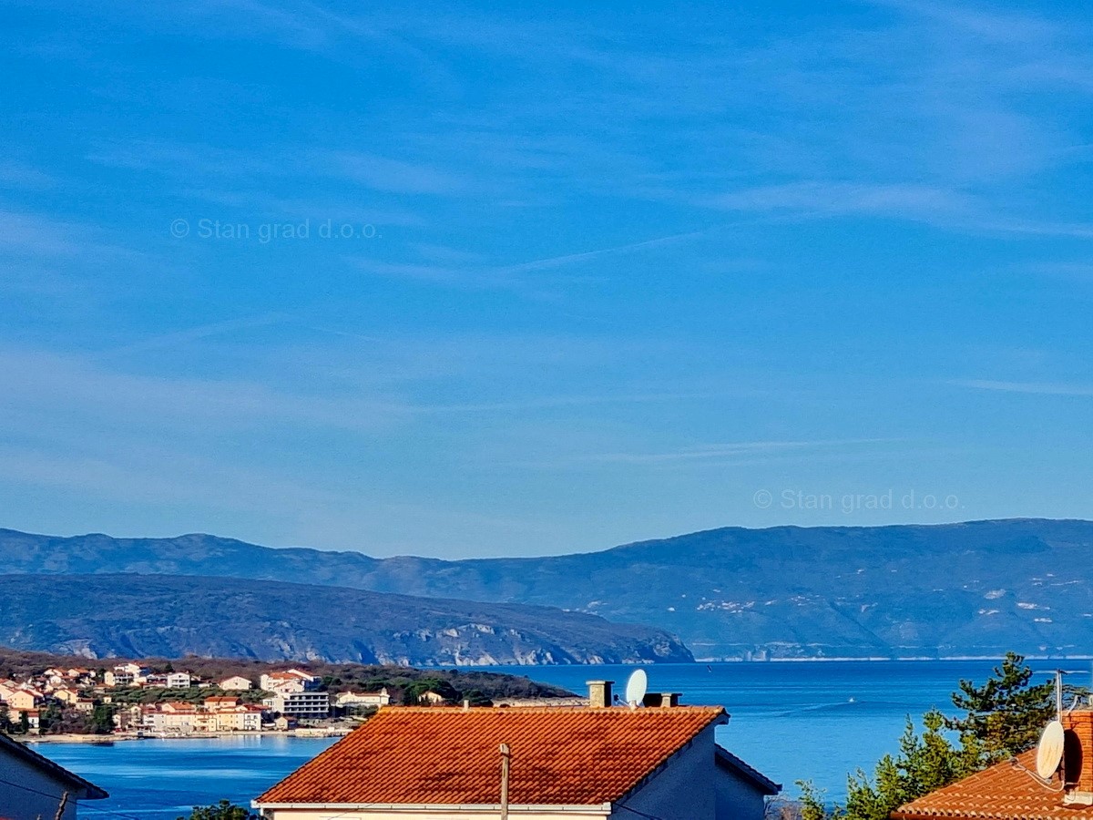 Malinska, appartamento ben arredato proprio accanto al mare, in vendita!