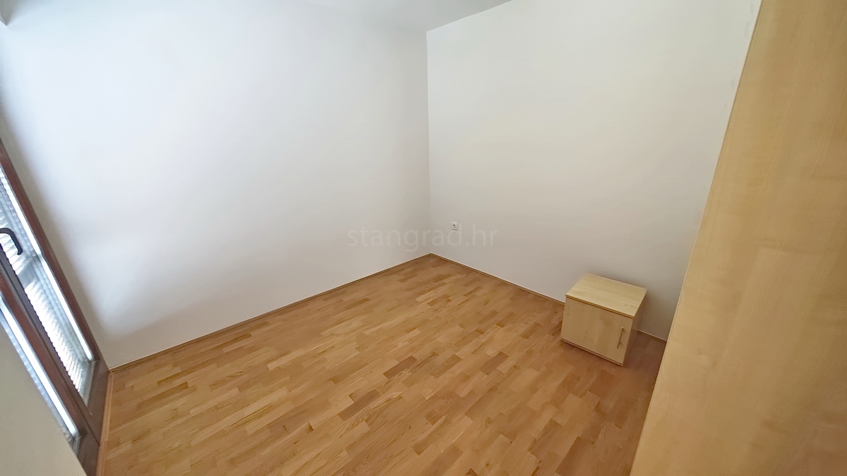 Baška, appartamento al piano terra in posizione tranquilla!