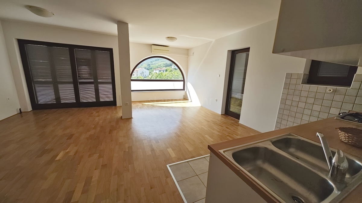Baška, appartamento al piano terra in posizione tranquilla!