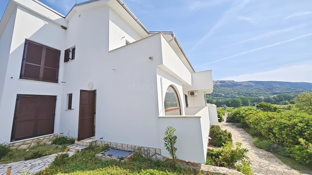 Baška, appartamento al piano terra in posizione tranquilla!
