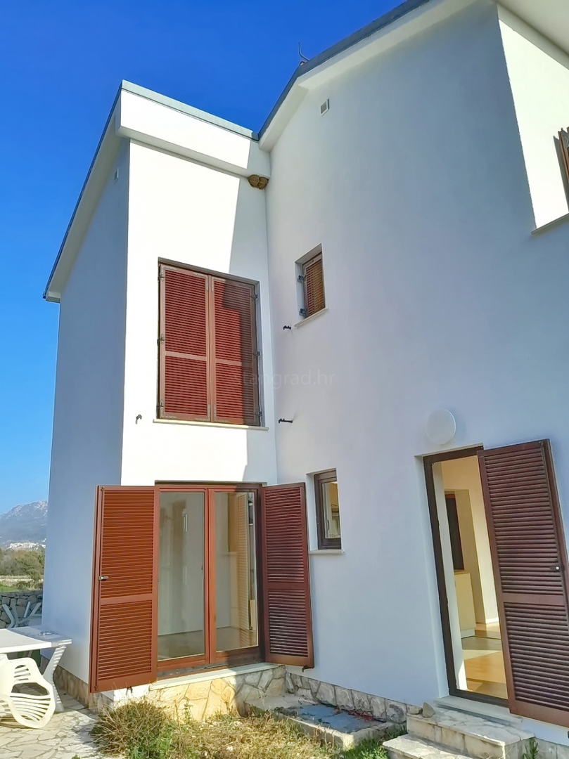 Baška, appartamento al piano terra in posizione tranquilla!
