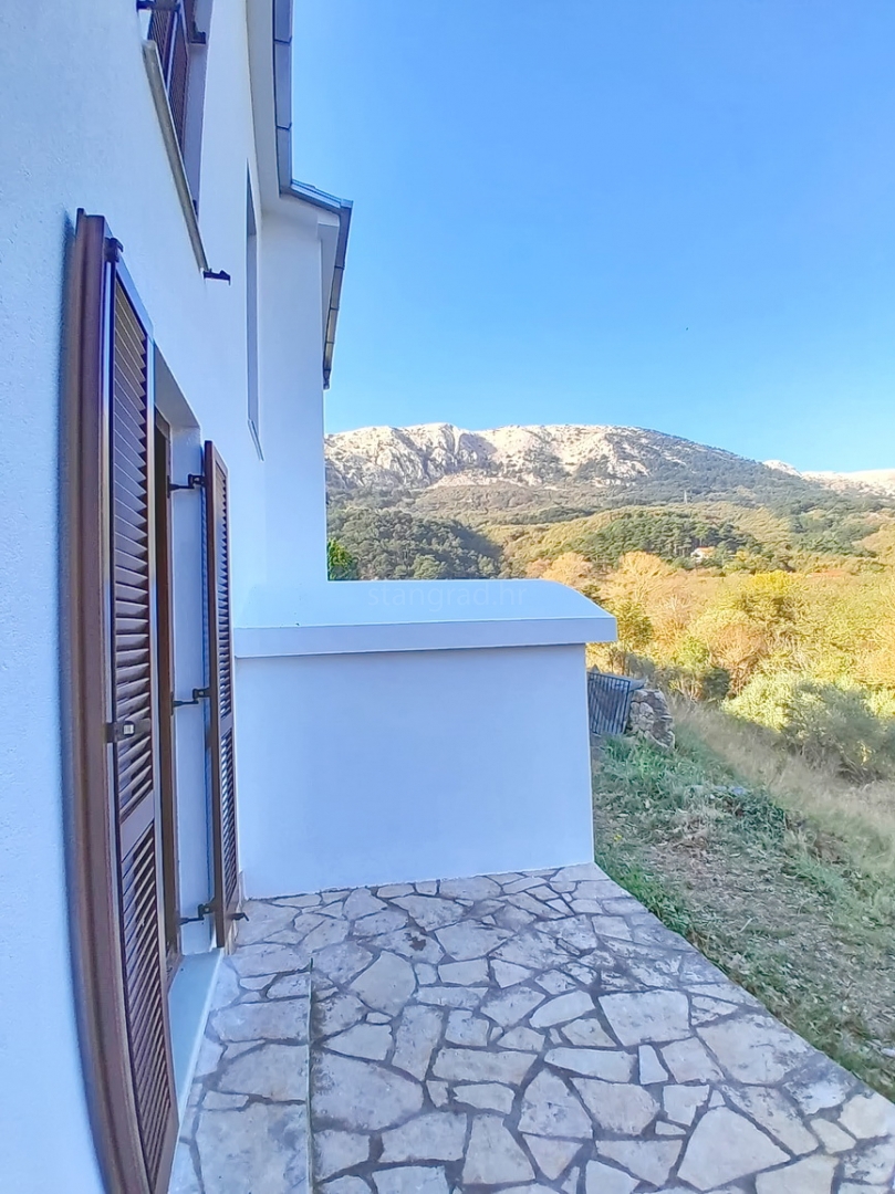 Baška, appartamento al piano terra in posizione tranquilla!
