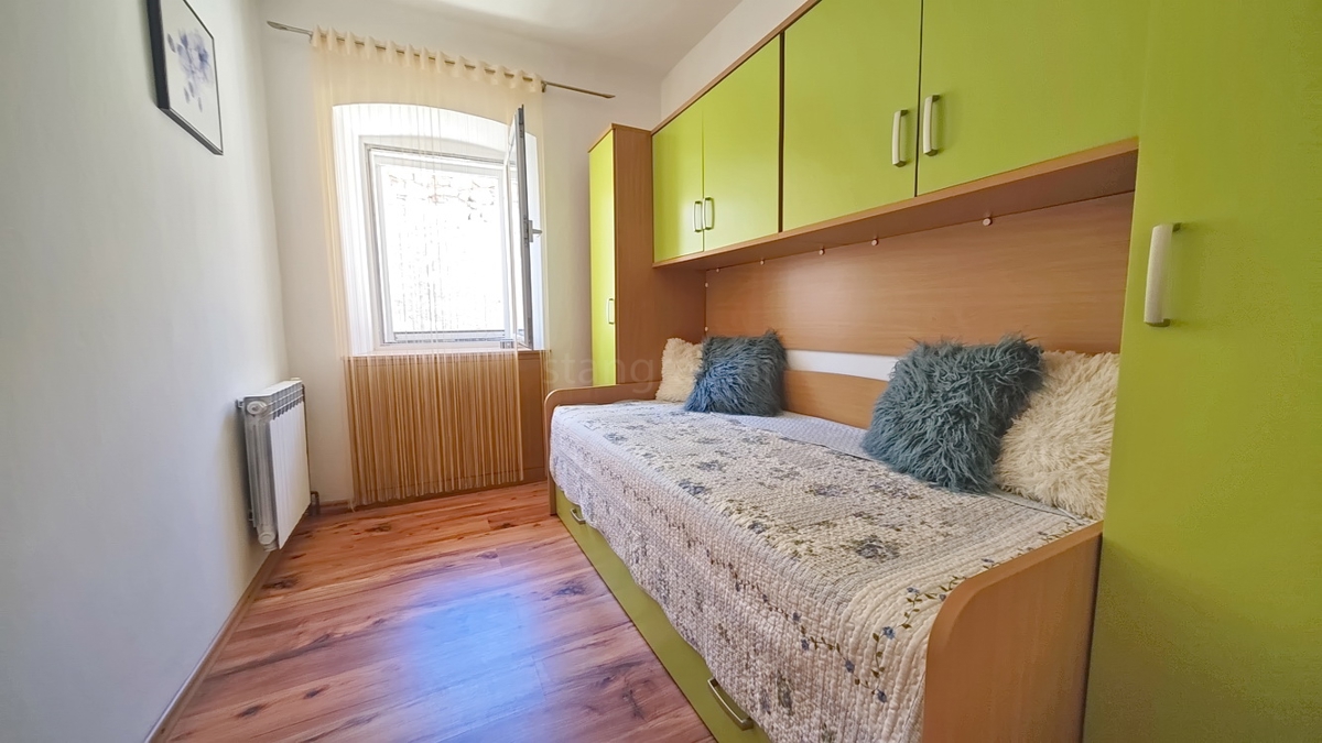 Omišalj, casa a schiera con giardino e parcheggio!