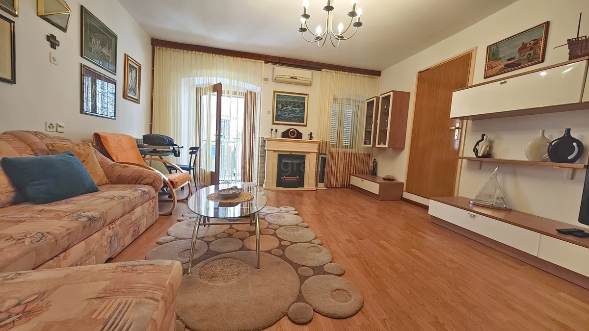 Omišalj, casa a schiera con giardino e parcheggio!