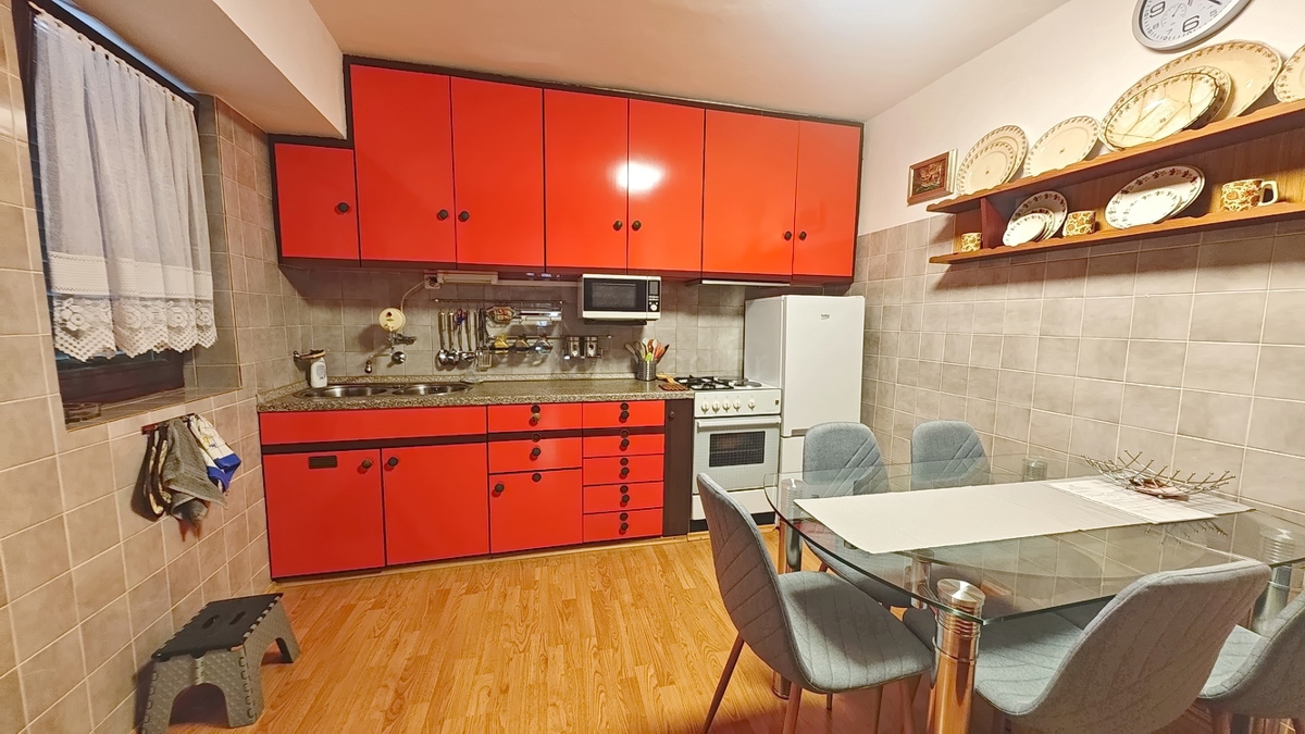 Omišalj, casa a schiera con giardino e parcheggio!