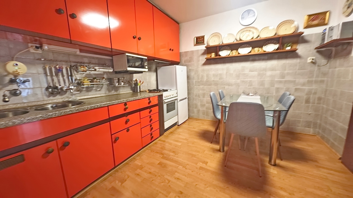 Omišalj, casa a schiera con giardino e parcheggio!