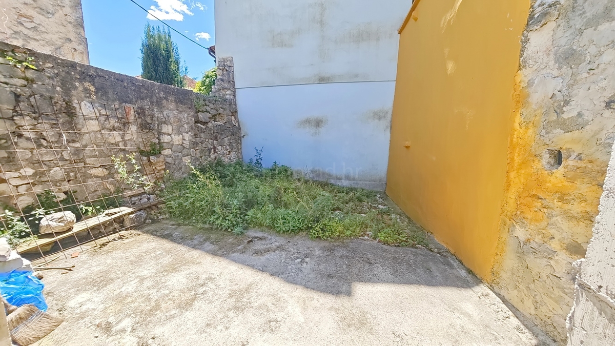 Omišalj, casa a schiera con giardino e parcheggio!