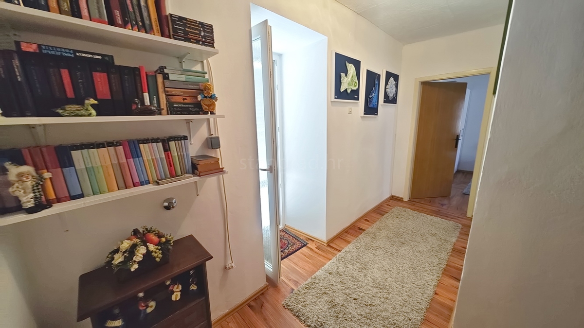 Omišalj, casa a schiera con giardino e parcheggio!