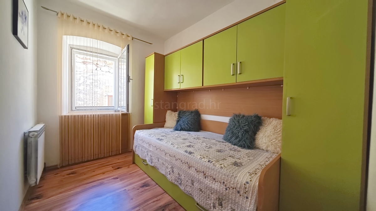 Omišalj, casa a schiera con giardino e parcheggio!