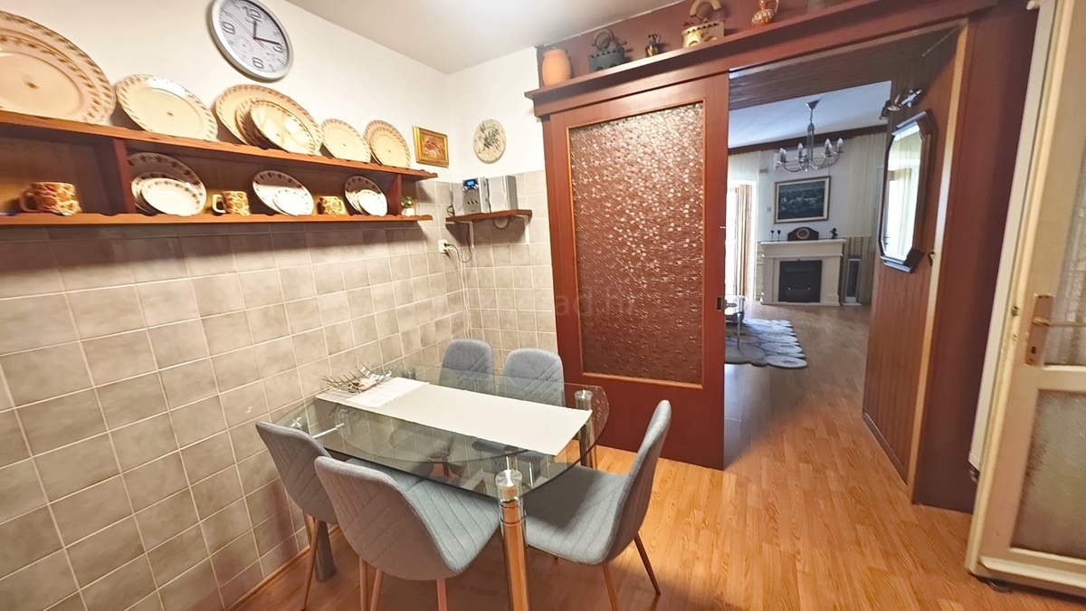 Omišalj, casa a schiera con giardino e parcheggio!