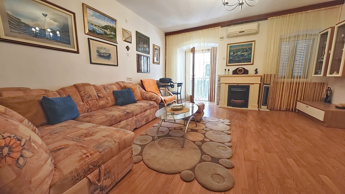 Omišalj, casa a schiera con giardino e parcheggio!