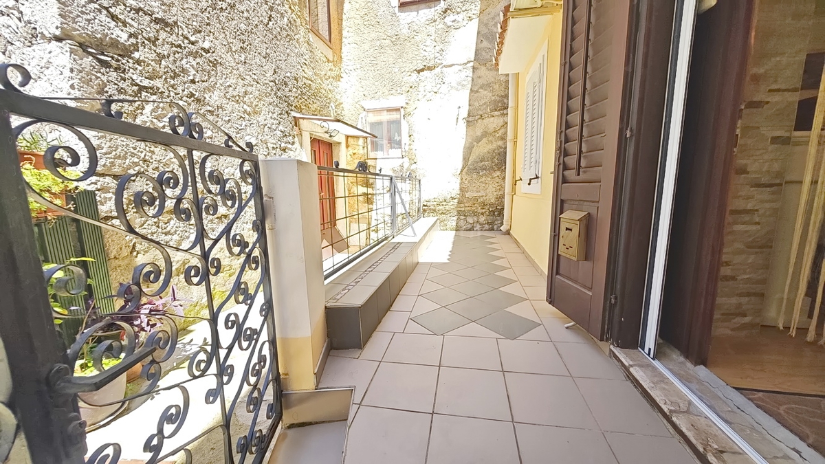 Omišalj, casa a schiera con giardino e parcheggio!