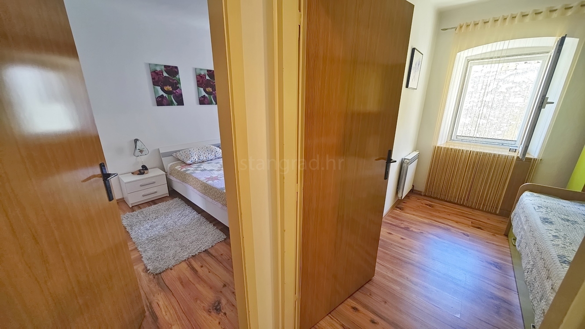 Omišalj, casa a schiera con giardino e parcheggio!