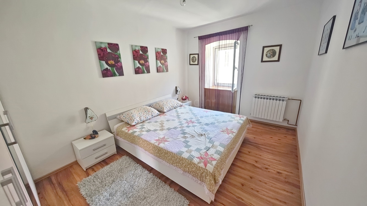 Omišalj, casa a schiera con giardino e parcheggio!