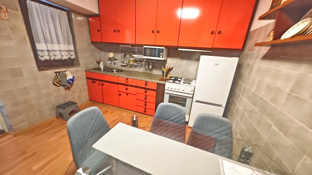 Omišalj, casa a schiera con giardino e parcheggio!