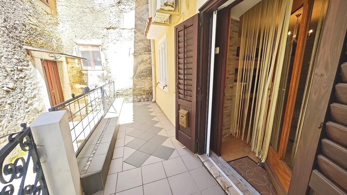 Omišalj, casa a schiera con giardino e parcheggio!