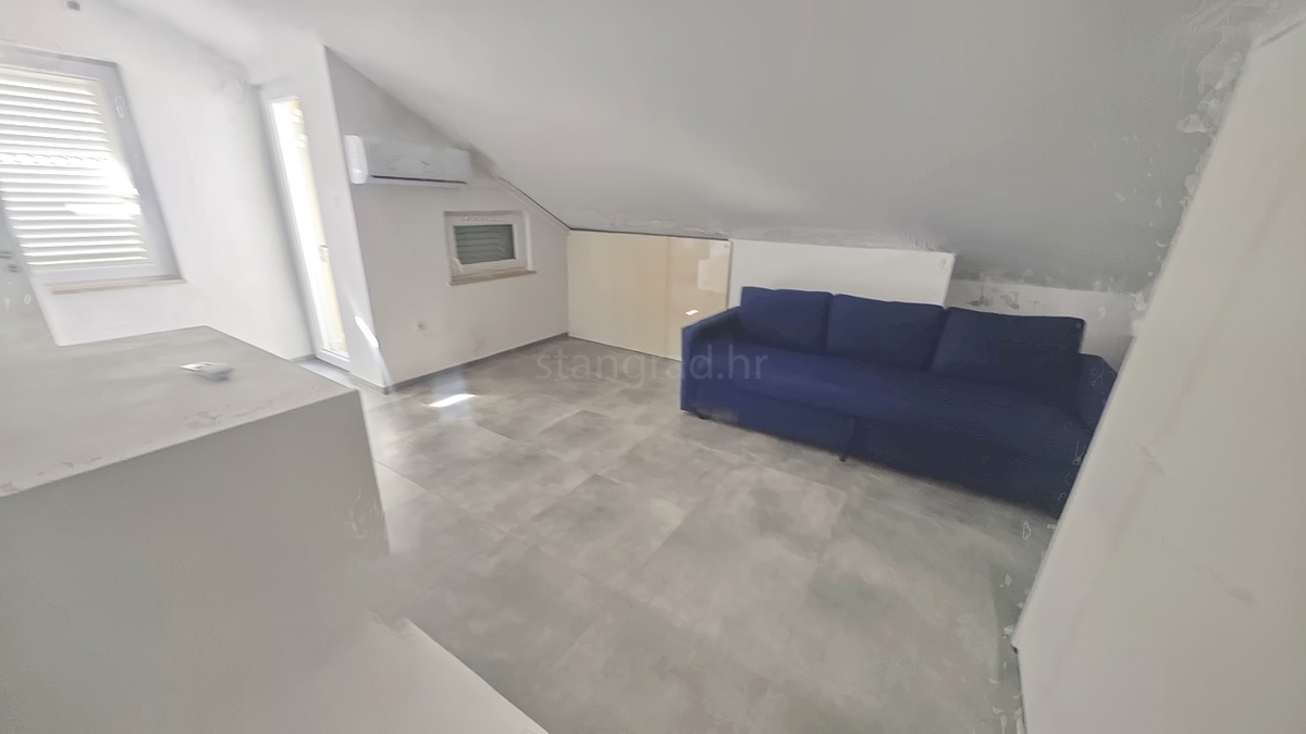 Krk, casa bifamiliare con tre unità abitative in posizione eccellente!