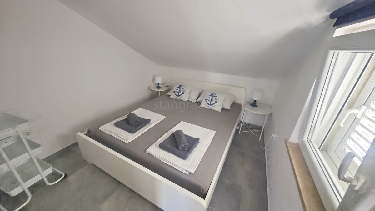 Krk, casa bifamiliare con tre unità abitative in posizione eccellente!