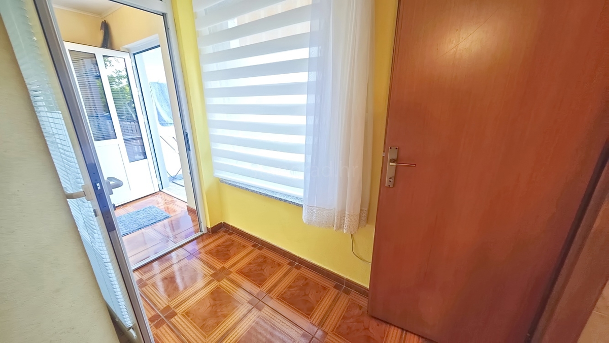 Njivice, 2 appartamenti al piano terra vicino al mare!