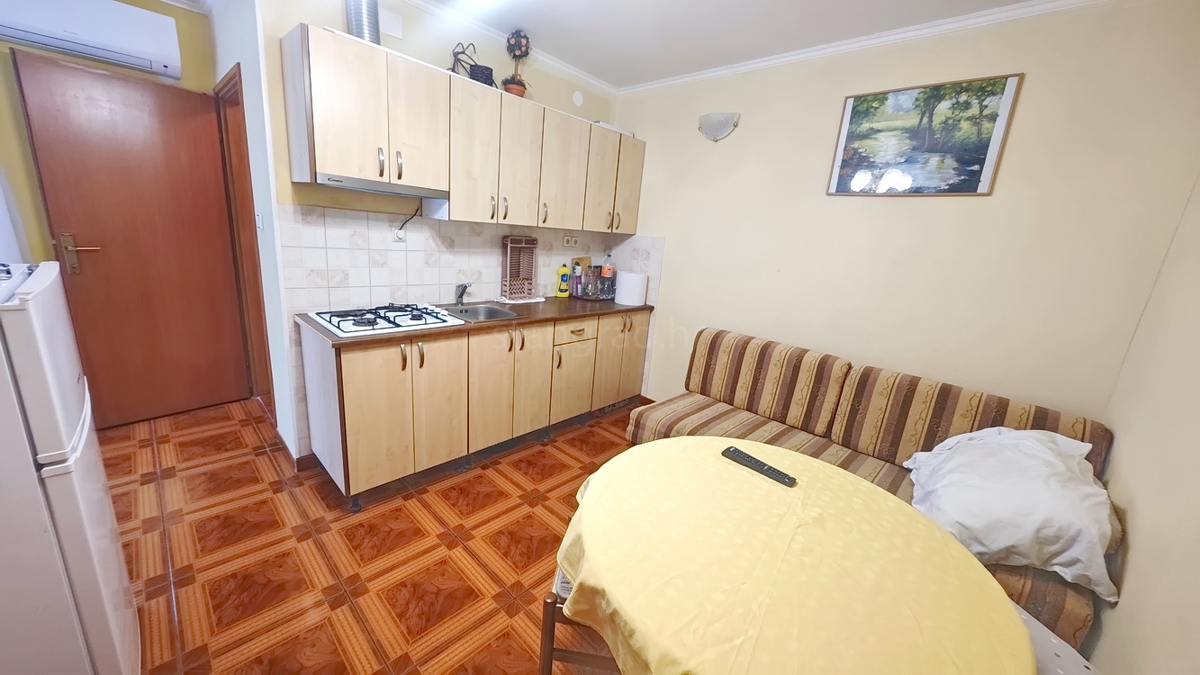 Njivice, 2 appartamenti al piano terra vicino al mare!