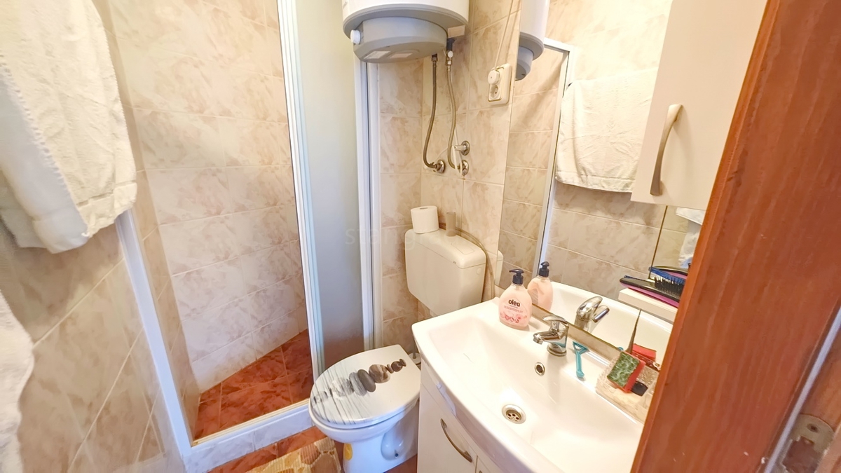 Njivice, 2 appartamenti al piano terra vicino al mare!