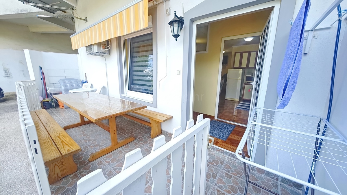 Njivice, 2 appartamenti al piano terra vicino al mare!