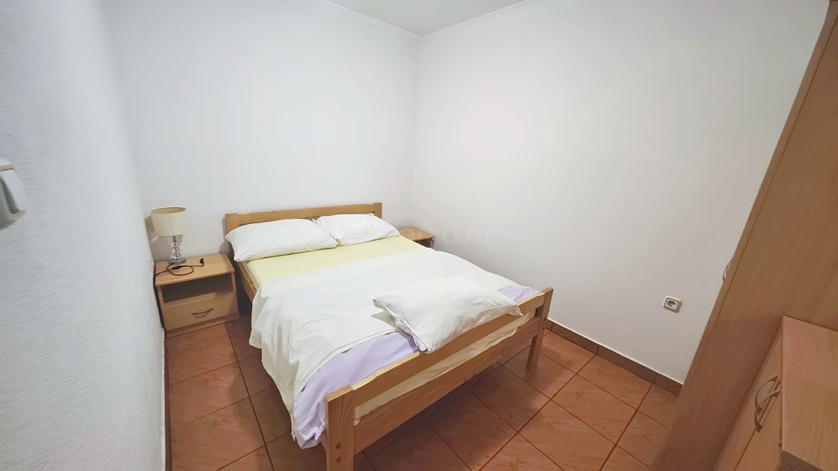 Njivice, 2 appartamenti al piano terra vicino al mare!