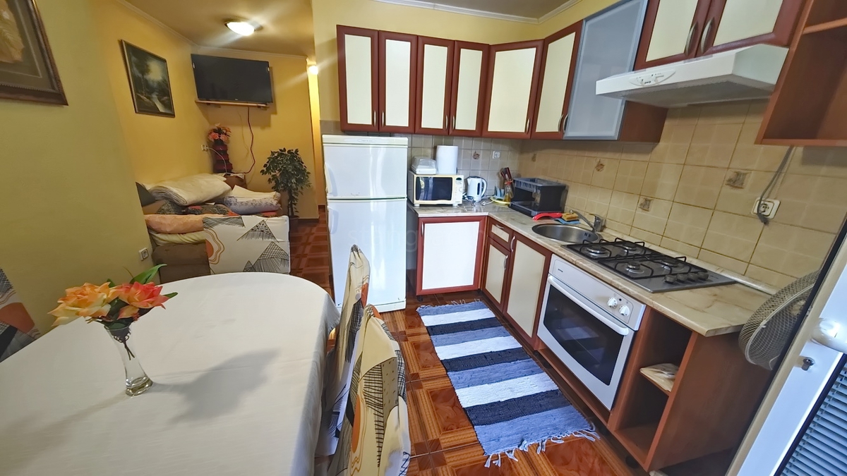 Njivice, 2 appartamenti al piano terra vicino al mare!