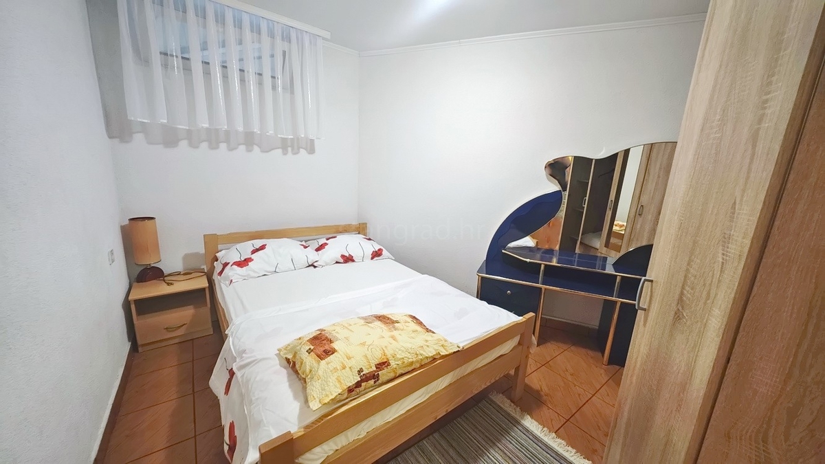 Njivice, 2 appartamenti al piano terra vicino al mare!