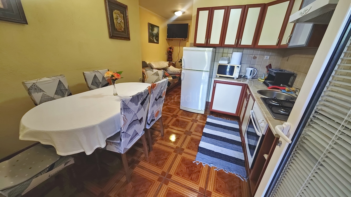 Njivice, 2 appartamenti al piano terra vicino al mare!