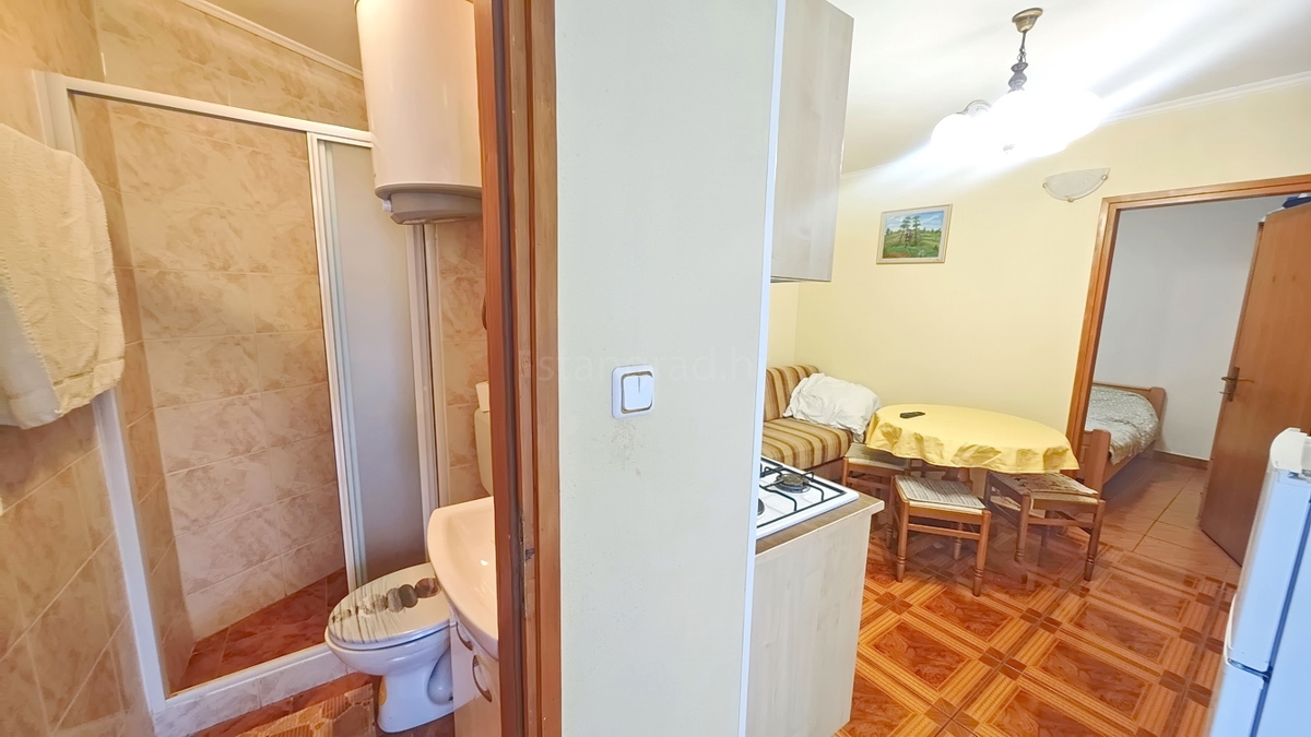 Njivice, 2 appartamenti al piano terra vicino al mare!