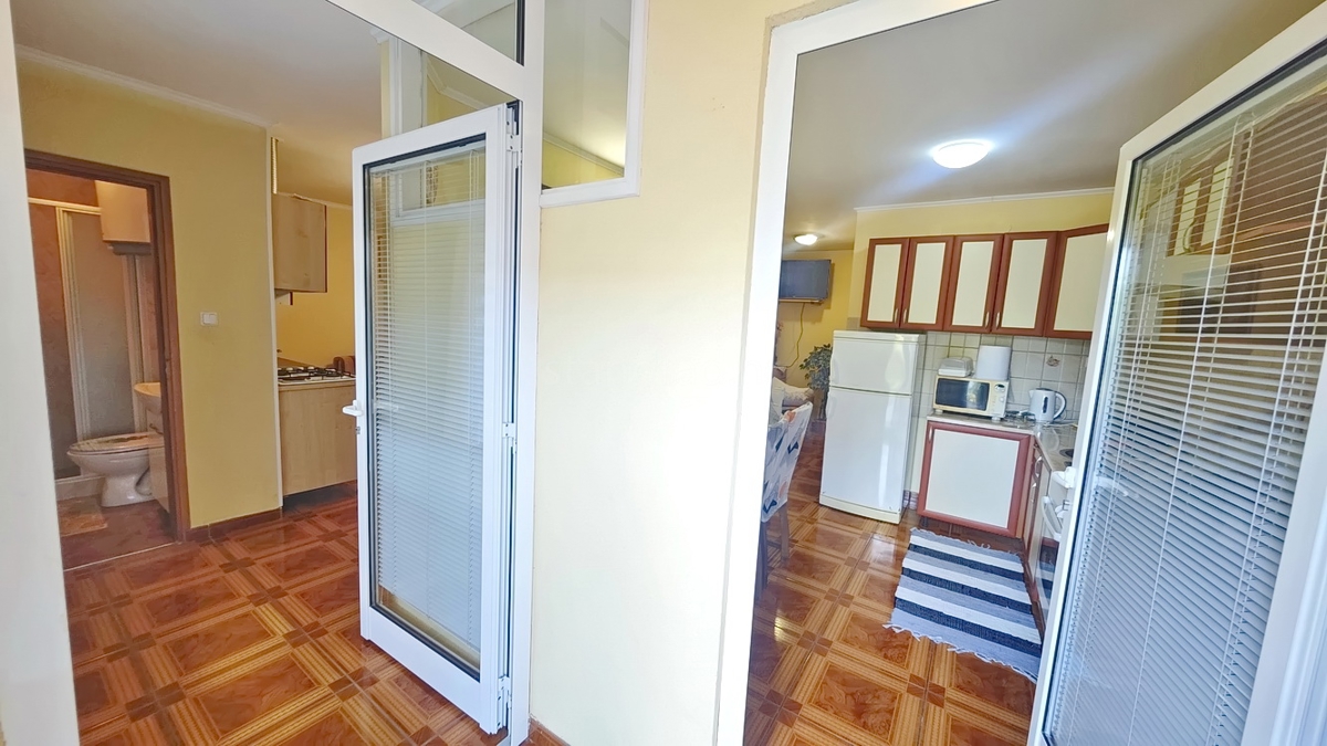 Njivice, 2 appartamenti al piano terra vicino al mare!