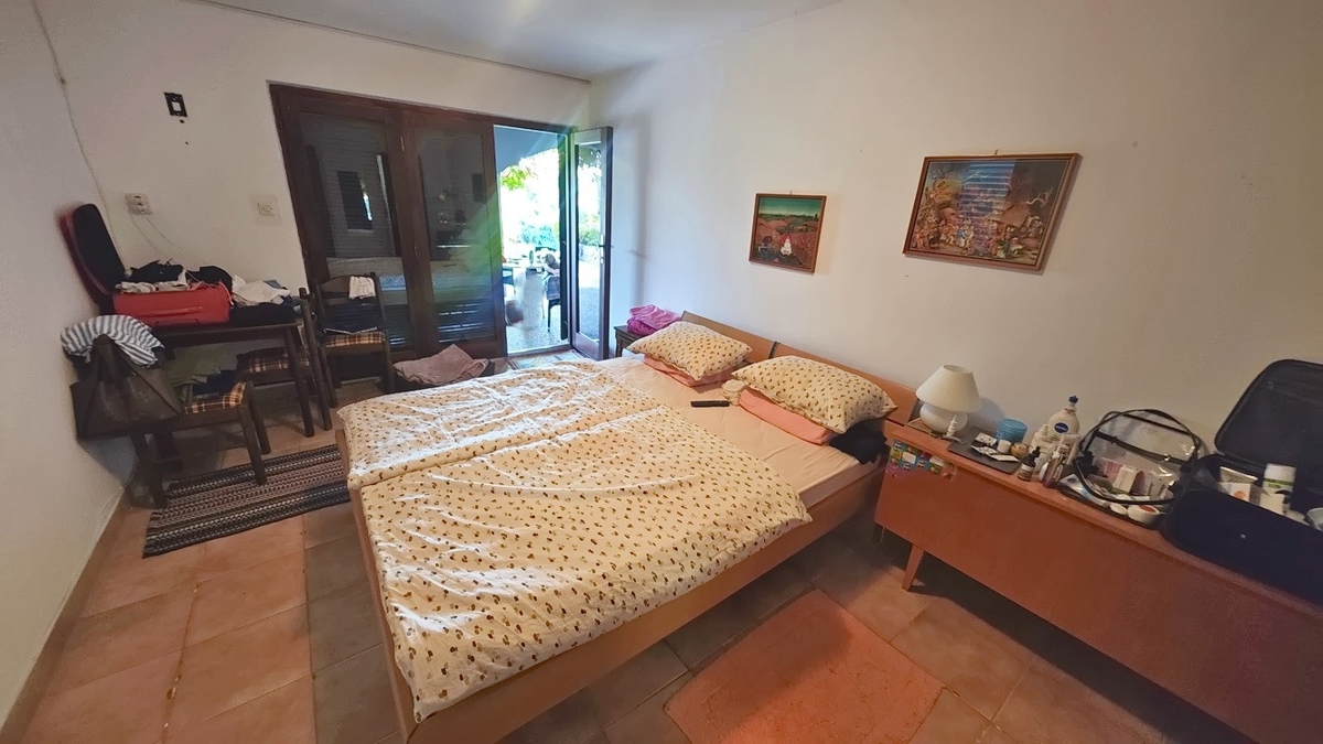 Krk, casa indipendente con 3 appartamenti nelle immediate vicinanze del mare!