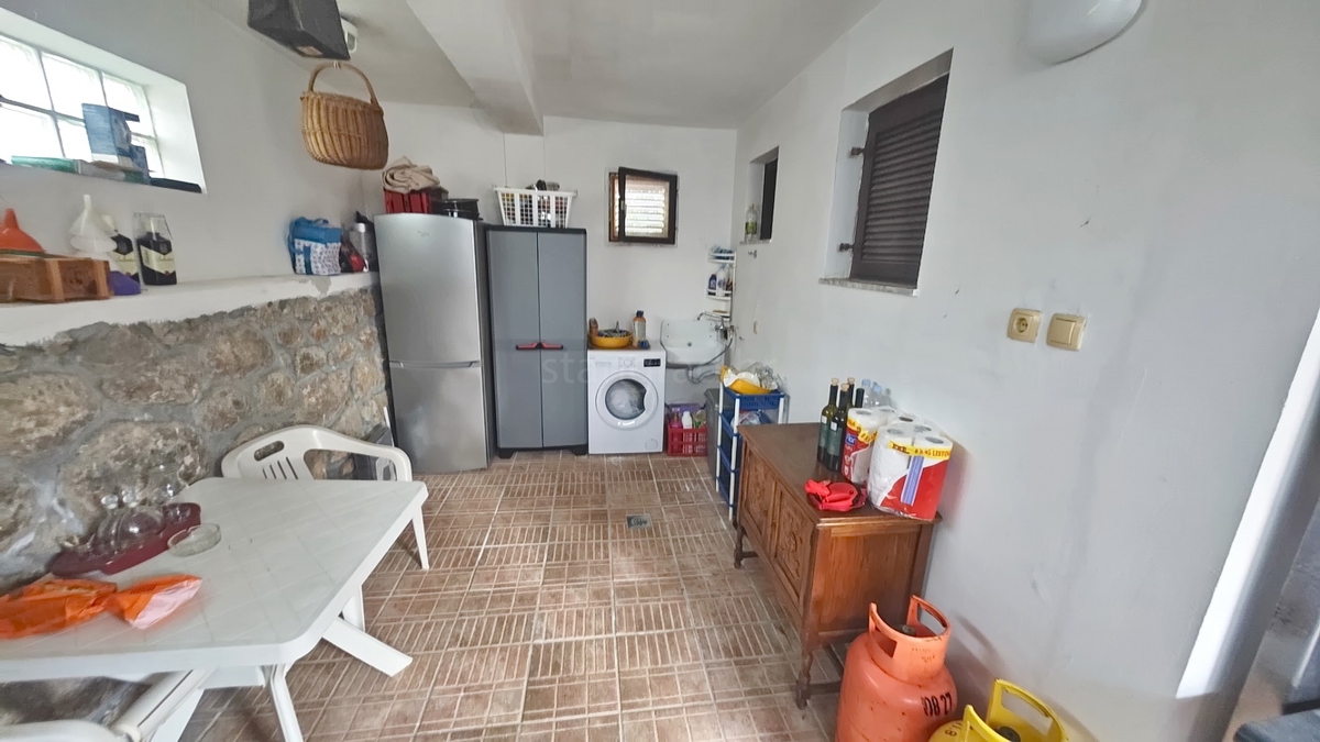 Krk, casa indipendente con 3 appartamenti nelle immediate vicinanze del mare!