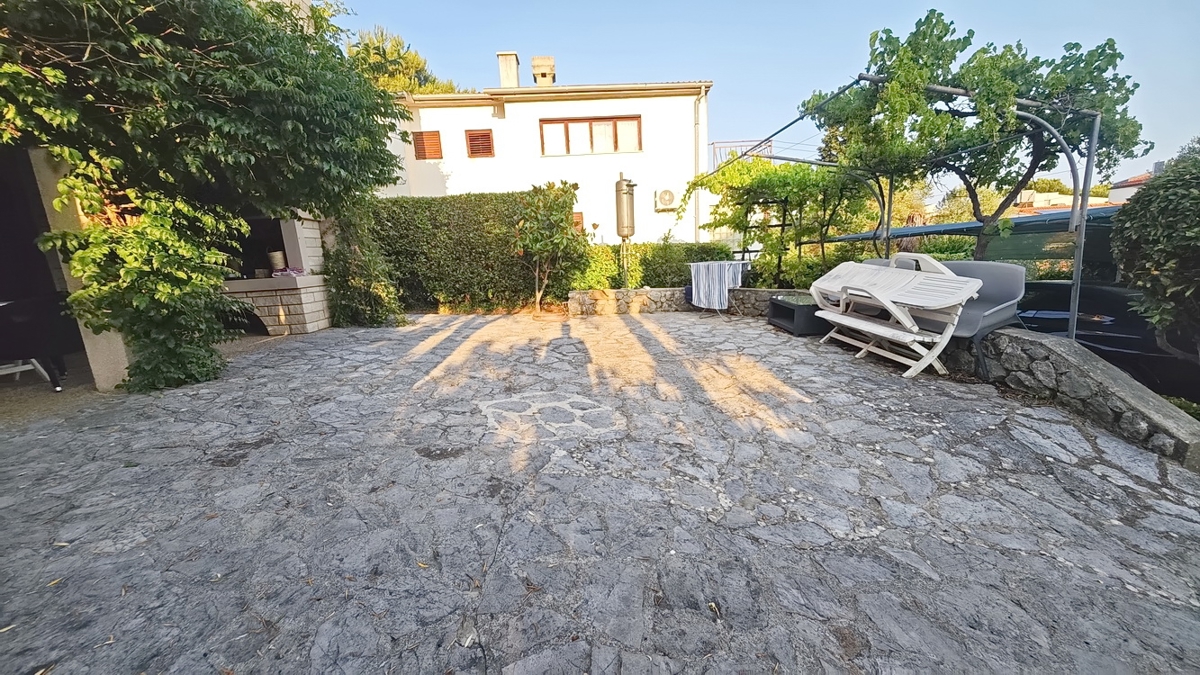 Krk, casa indipendente con 3 appartamenti nelle immediate vicinanze del mare!