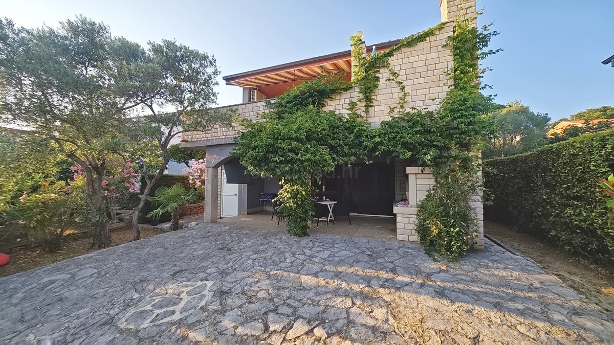 Krk, casa indipendente con 3 appartamenti nelle immediate vicinanze del mare!