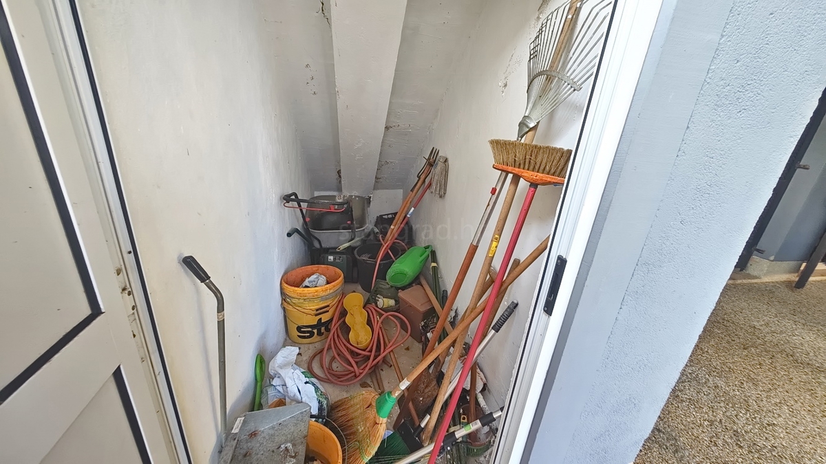 Krk, casa indipendente con 3 appartamenti nelle immediate vicinanze del mare!