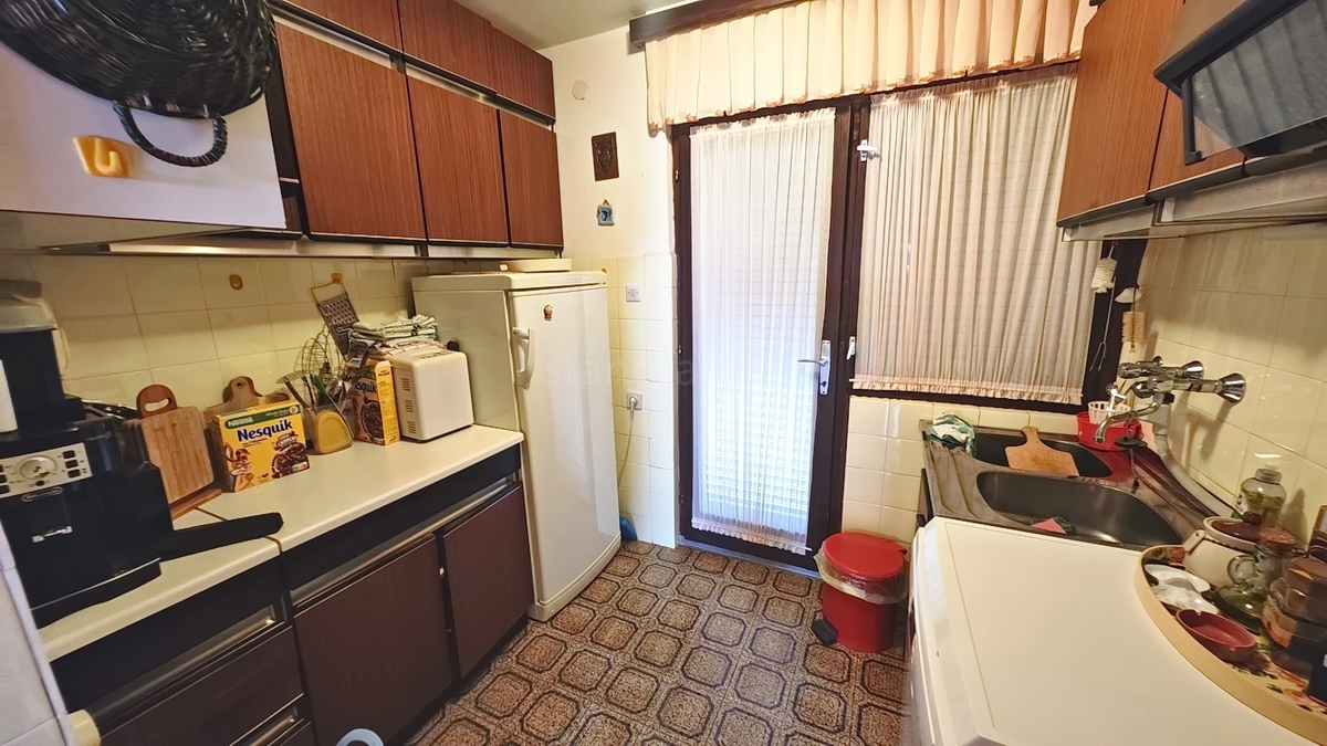 Krk, casa indipendente con 3 appartamenti nelle immediate vicinanze del mare!