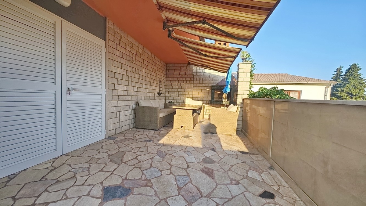 Krk, casa indipendente con 3 appartamenti nelle immediate vicinanze del mare!