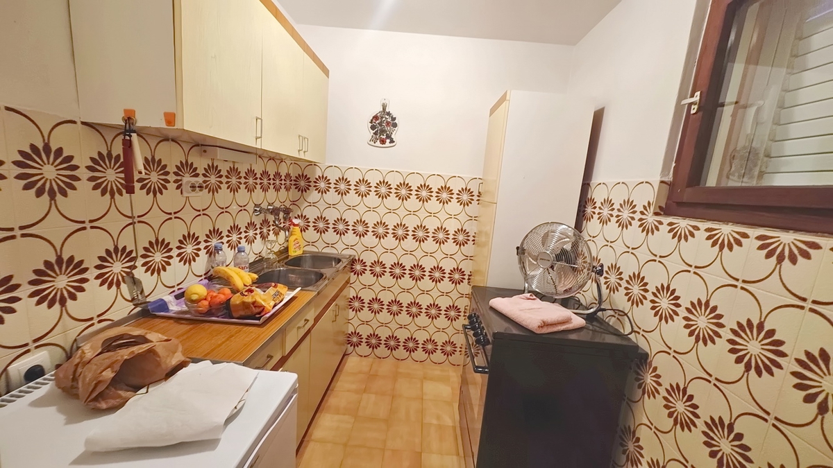 Krk, casa indipendente con 3 appartamenti nelle immediate vicinanze del mare!