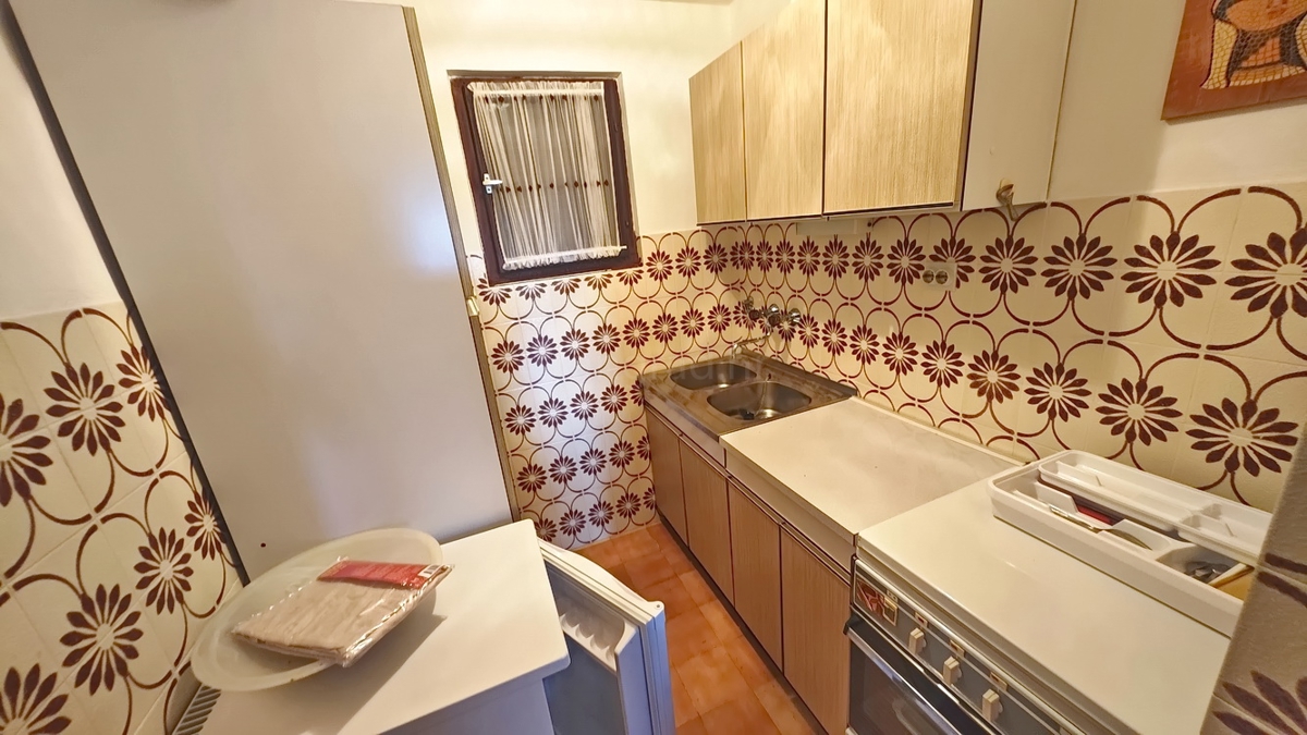 Krk, casa indipendente con 3 appartamenti nelle immediate vicinanze del mare!