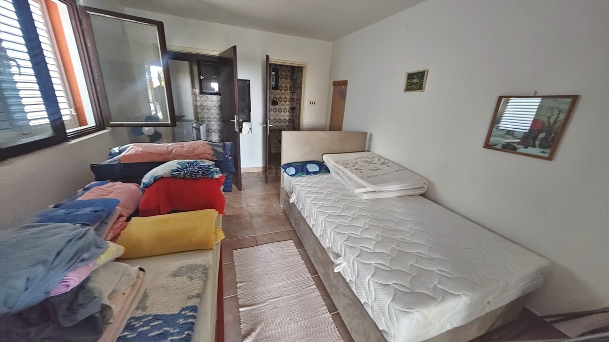 Krk, casa indipendente con 3 appartamenti nelle immediate vicinanze del mare!