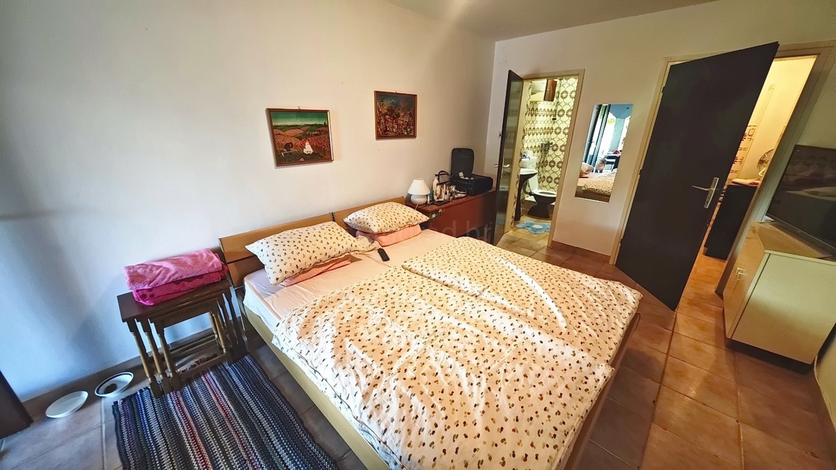 Krk, casa indipendente con 3 appartamenti nelle immediate vicinanze del mare!